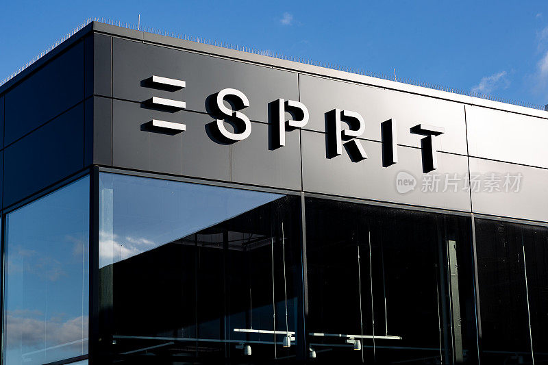 Outlet Store外立面上的ESPRIT标识。Esprit是一家服装，鞋类，配饰，珠宝和家庭用品的制造商